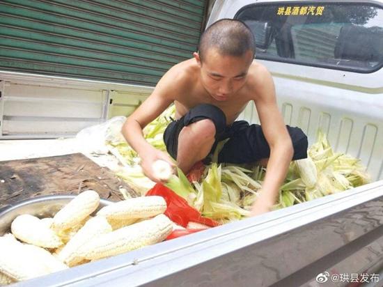 珙县“玉米小哥” 自购五吨玉米送震区群众